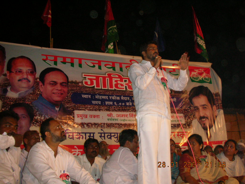 Jamil Merchant speaking with the public